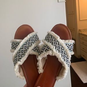 universal thread sandals